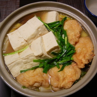 豆腐とにらと巾着もちの鶏ガラベース鍋